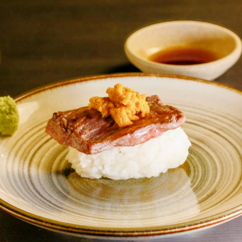 黒毛和牛と雲丹のお寿司　1貫