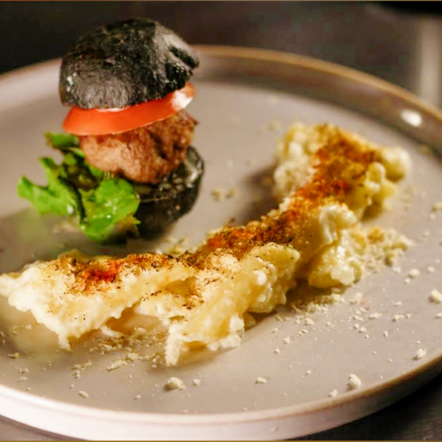 黒炭火スライダーバーガーとマカロニチーズ