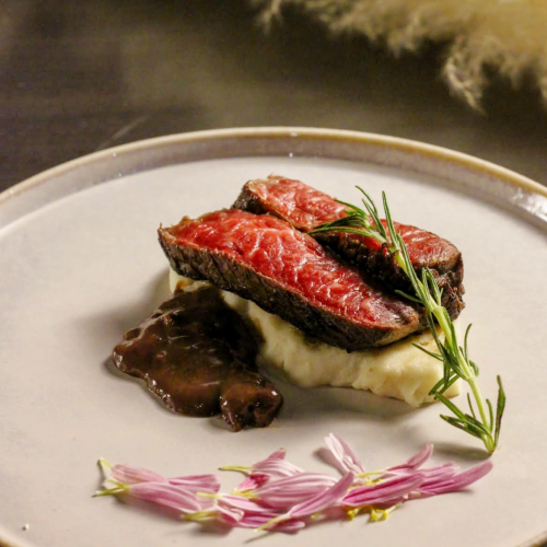 黒毛和牛の炭ステーキ～赤と山の旨みソース～