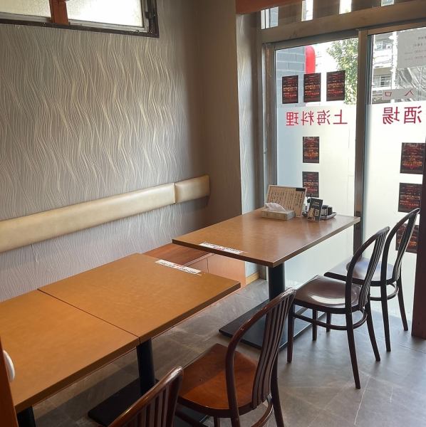 4名様用テーブル席、6名様テーブルををご用意しています。温かみのある落ち着いた店内で、心地よい空間が広がります。友人や大切な人と特別なひとときをお楽しみいただける、居心地の良い雰囲気です。ぜひお気軽にお越しください。