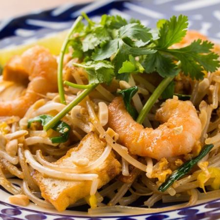 Fried rice noodles with shrimp and vegetables ~ Pad Thai ~