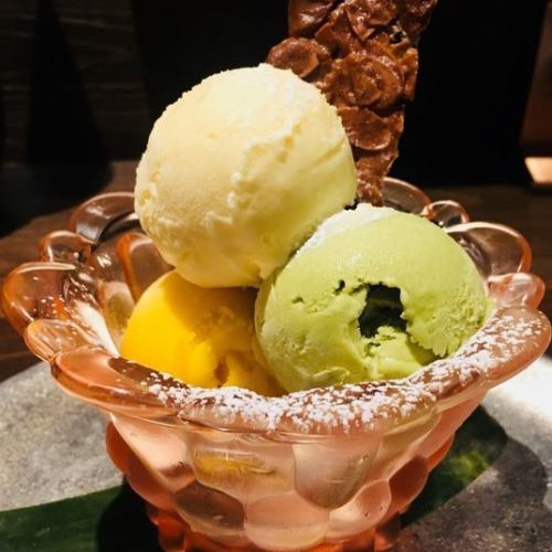 Assortment of 3 types of ice cream (coconut, pistachio, mango)