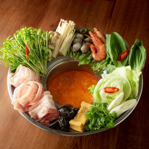 【冬阴功火锅套餐】超人气火锅套餐!包含2小时畅饮,30种饮品任你选择,价格5980日元(含税)。