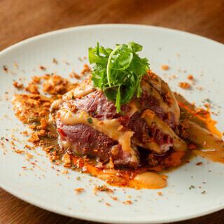 特製前菜３種盛りに人気の海老トースト。メインには人気のハラミステーキがついたお得なコース！