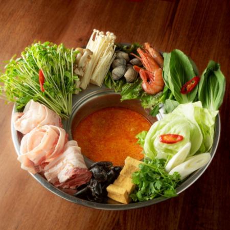 長野県げんき豚と１４品目のトムヤム鍋