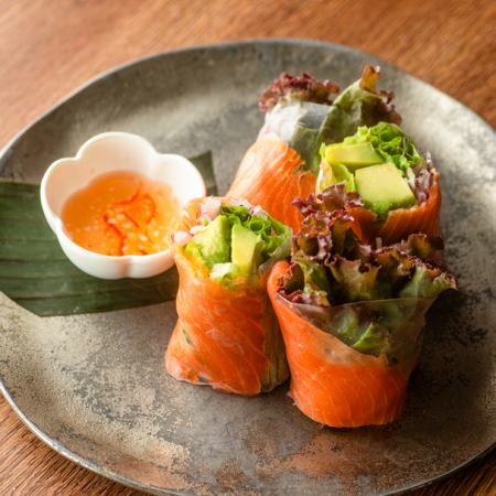 スモークサーモンとアボカドの生春巻き～ゴイクン～