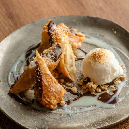 揚げバナナ　ココナッツアイス添え　ピサンゴレン