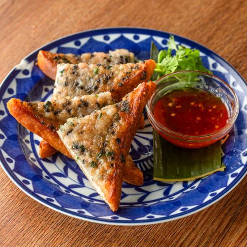 【周末及节假日限定早午餐套餐】包含开胃菜、虾多士和牛排的豪华套餐（含90分钟畅饮）