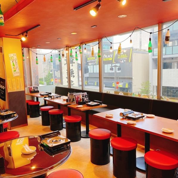 レイアウト自由なテーブル席！人数に応じてお席をご用意いたします。お友達や会社の同僚と円卓を囲んでワイワイと盛り上がるれるのも韓無量スタイルです◎もちろんお一人様も大歓迎です。