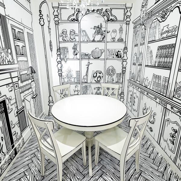 少人数向けには、プライベートな時間を過ごせる小さなテーブル席をご用意。壁や椅子、テーブルすべてに手描きのモノクロイラストが施され、他では味わえない世界観を体感できます。デートや推し活撮影にも映えるデザインで、心地よい接客でリラックスできる環境が整っています。リクエストはお気軽にどうぞ！ペット同伴も◎