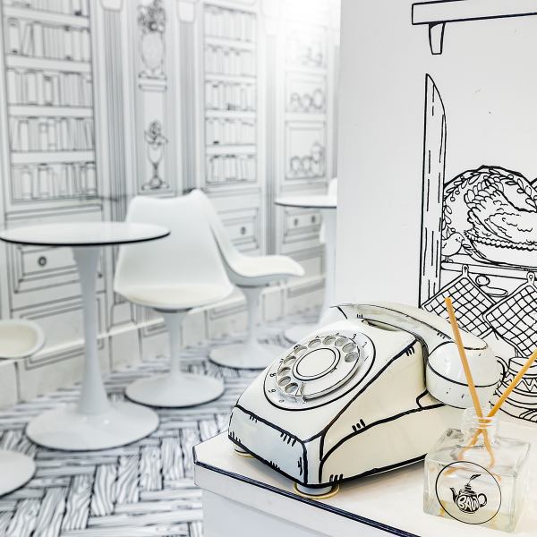 店内は全て手描きのモノクロデザインで、訪れる人を絵本の世界に誘います。主要エリアからのアクセスも良好で、朝食・ランチ・京都観光でのカフェ休憩などにご利用頂けます。海外からの利用も多く、英語メニューを完備。推し色カスタムや写真映えが徹底されたサービスで満足度の高い時間を提供します！貸切プランもご用意◎