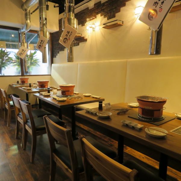 当店の内装は、焼肉屋には珍しいおしゃれなカフェ風で、落ち着いた雰囲気を演出しています。かわいらしい電球やインテリアが彩りを添え、心地よい空間でお食事を楽しめます。14名様以上でワンフロアの貸し切りも可能なので、特別な集まりやパーティーにも最適です。リラックスした雰囲気の中で、焼肉をご堪能ください！