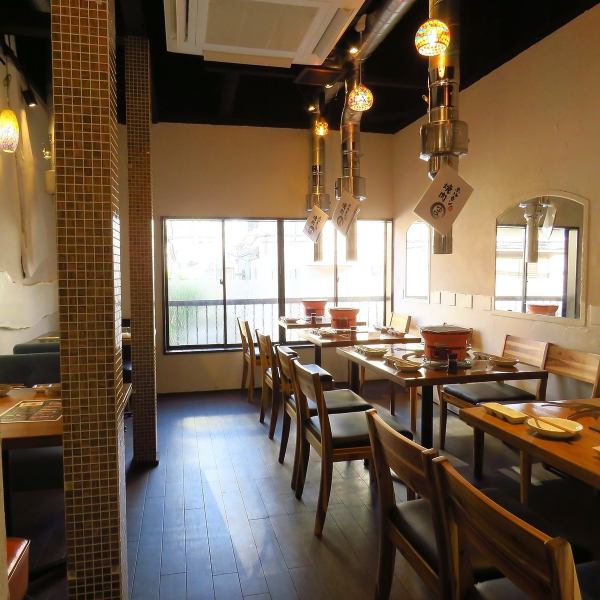 当店のテーブル席は、宴会や飲み会、普段使い、女子会など多彩なシーンでご利用いただけます。綺麗な内装が心地よい雰囲気を醸し出し、リラックスした時間をお過ごしいただけます。仲間や大切な人との美味しい焼肉を囲んで、素敵なひとときをお楽しみください。皆様のご来店をお待ちしております！