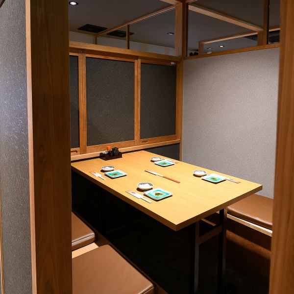 【2階席は各種ご宴会に♪】5名様までご利用いただける個室を4テーブルご用意しておりますので接待などの特別なシーンにぴったりです！また少人数での宴会はもちろん、20名様～28名様で貸切も承っておりますので、会社の歓送迎会や忘新年会のど各種ご宴会是非ご活用ください！