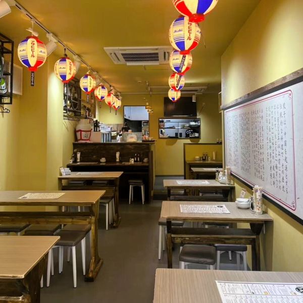 店内全体に木のテーブルを配置し、照明が温もりと落ち着きを演出。ナチュラルで優しい空間は、仲間との食事や会社の宴会にもぴったり。シンプルながら居心地の良さを大切にした内装で、料理の美味しさを引き立てる雰囲気が広がります。にぎやかになりすぎず、会話も弾む空間です。