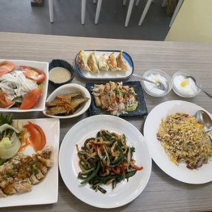 [2-hour all-you-can-drink included] Fried chicken with sweet and sour sauce, handmade three-ingredient pan-fried dumplings, and other 8 dishes for 3,580 yen (tax included)