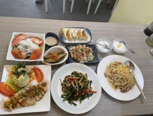 [2-hour all-you-can-drink included] Fried chicken with sweet and sour sauce, handmade three-ingredient pan-fried dumplings, and other 8 dishes for 3,580 yen (tax included)
