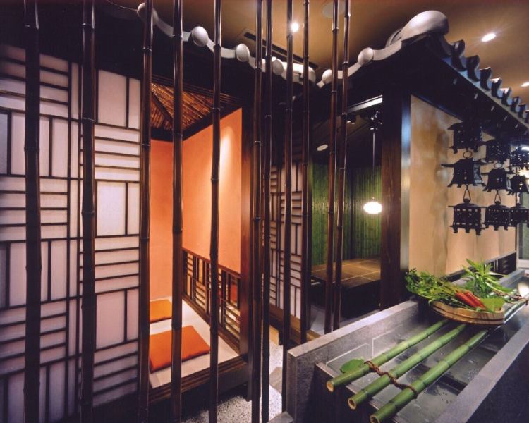 各種宴会である忘新年会や歓送迎会向けの個室席をご用意。4～6名で利用できる広めのテーブル席は、会社の飲み会や友人との集まりに最適。料理をシェアしながら、会話も弾む設計になっています。周囲との距離感も程よく、プライベート感を保ちつつ賑やかに楽しめるのがポイントです。
