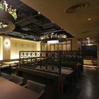 조용한 화의 정취를 느끼는 테이블석으로, 장인 기술이 빛나는 일품을 차분히 만끽.아름다운 나뭇결이 펼쳐지는 차분한 공간에 계절의 색채가 빛나는 행복의 한 때.식재료의 풍부한 풍미를 돋보이는 상질의 그릇과 느긋하게 흐르는 시간이 마음을 풀어준다.마음 편한 분위기 속에서 소중한 사람과의 이야기를 즐기면서 일본의 전통이 숨쉬는 음식의 세계로
