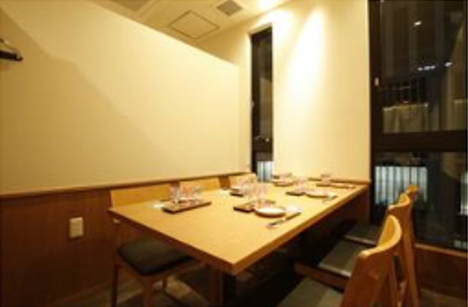 個室(3部屋)、半個室(2部屋)全５部屋完備。最大宴会人数12名様まで。その他テーブル席のご用意もあり様々なシーンでのご利用が可能です。ご接待や会食にご利用しやすい造りとなっております。
