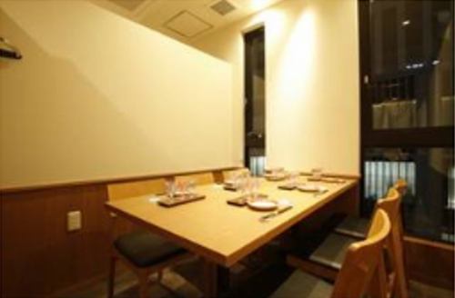 <p>個室(3部屋)、半個室(2部屋)全５部屋完備。最大宴会人数12名様まで。その他テーブル席のご用意もあり様々なシーンでのご利用が可能です。ご接待や会食にご利用しやすい造りとなっております。</p>