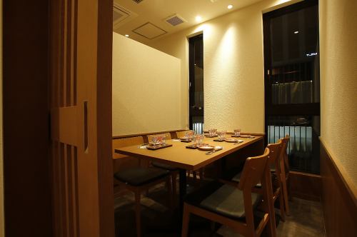 <p>プライベートを重視した個室を多数完備。接待やご会食に安心してお使いいただけます。その他、半個室最大12名様までご利用頂けます。</p>
