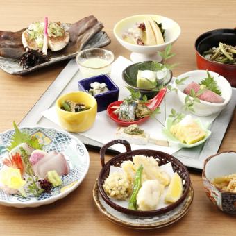 【全8品7,000円】日本酒好き必見！おさけが進む会席「和醸良酒」　名物！彩り八寸八種盛り付き
