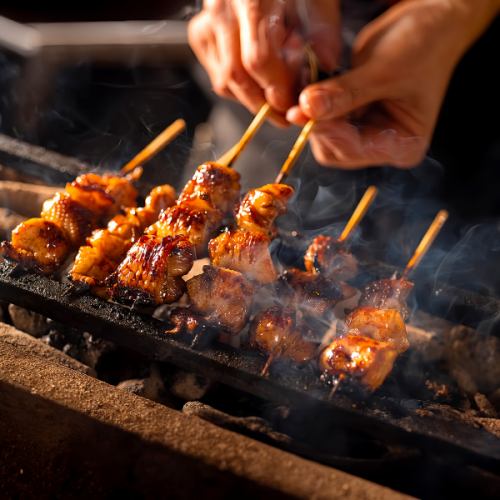 紀州備長炭で一気に焼き上げた当店名物の炭火焼き鳥！