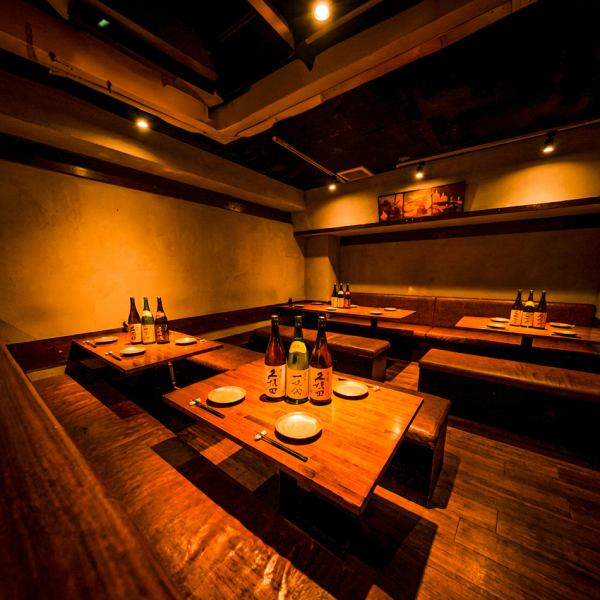 当店では、和の趣を感じる広々とした個室空間をご用意しております。2名様～100名様まで対応可能◎同窓会・歓送迎会・企業宴会など、大切な方々とのご宴会に最適です。落ち着いた雰囲気のなかで、炭火焼き鳥や自慢の地鶏料理を囲みながら、心温まるひとときをお過ごしください。思い出に残る一夜を全力でお手伝い♪