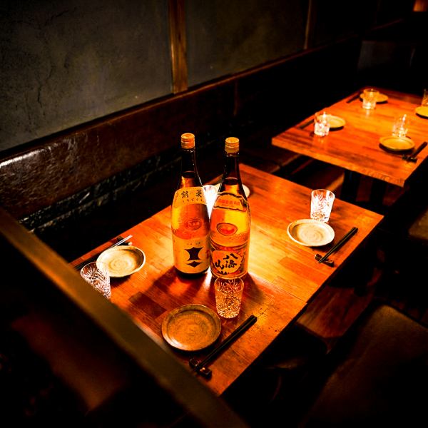 少人数での会食や接待、デートにぴったりの和風個室をご用意◎静かで落ち着いた空間の中で、香ばしく焼き上げた焼き鳥や季節の逸品料理をゆったりとお楽しみいただけます。プライベート感あるお席は、話に花が咲く心地よい時間にぴったり。ご予約時に「個室希望」とお伝えいただければスムーズにご案内いたします。