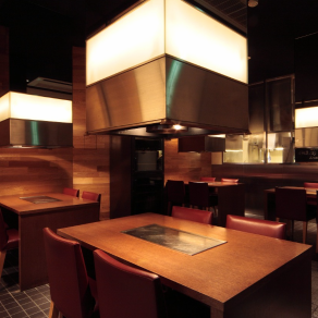 【2階】落ち着いたおしゃれな店内でお食事をお楽しみいただけます。