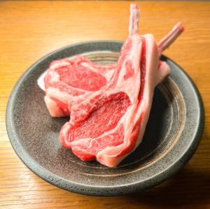 Bone-in lamb chop (1 piece)