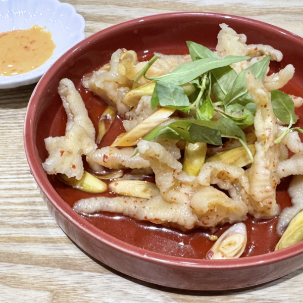 アジアを代表する人気料理！『鶏足のタイ風＆レモングラス仕立て』プルプル食感がクセになる！