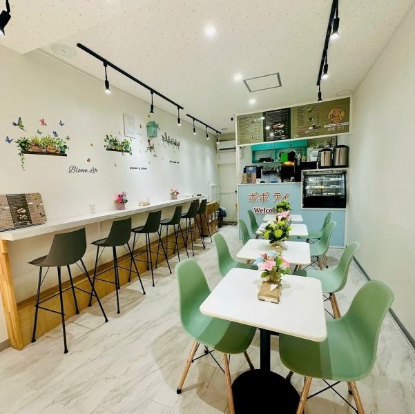 【蒲田駅西口より徒歩2分！サンロード蒲田アーケード内にございます！】明るく清潔感漂う店内でゆったりとお食事をお楽しみいただけます！