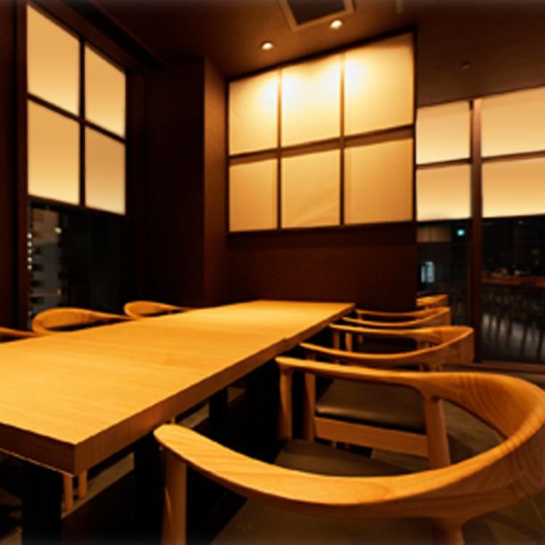 デザイナー監修のもと造り上げた居心地の良さを追求した店内は、和モダンの温かみのある木目調のカウンター席や、優しく店内を彩る間接照明が特徴となっております。ゆったり広々とお寛ぎいただけるテーブル席もご用意しておりますので、ご予約の際はご希望の席タイプを従業員までお知らせください。