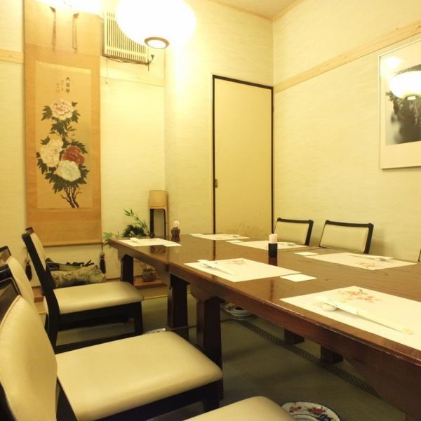 The interior of the store is a Japanese-style private room, and there are chairs on the tatami mats, so you can relax without getting tired.In addition to seating for 4 to 8 people, we also have seats for 10 to 24 people.Please feel free to contact us about your party!