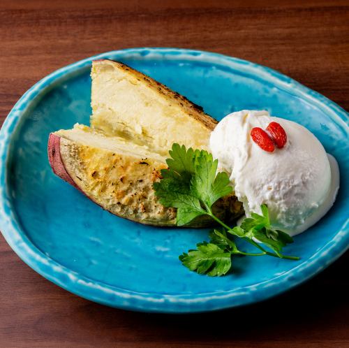 구운 스위트 감자 아이스와 함께