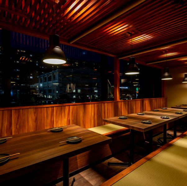 奥の夜景が見える宴会テーブル席は、最大22名様までご着席可能。和モダンな雰囲気が掘りごたつ席の半個室です。歓迎会・送別会、懇親会、打ち上げなどの各種ご宴会や、同窓会、慶弔のお集まりにもおすすめ。