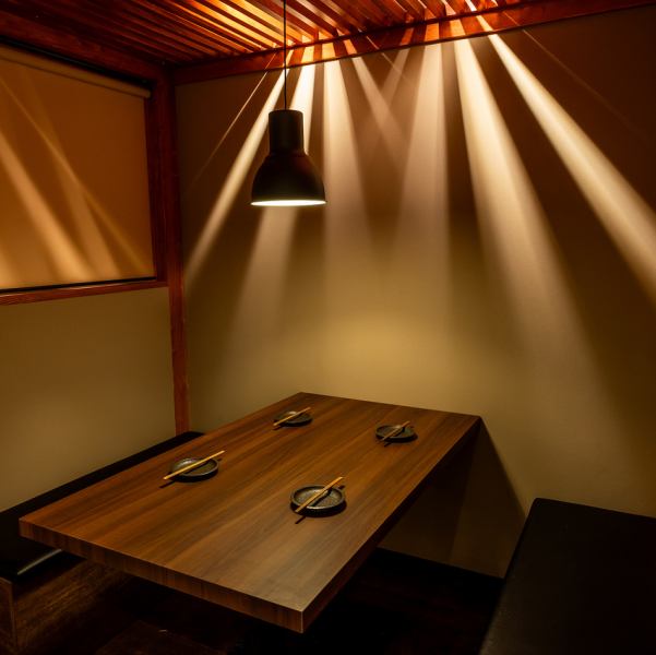 4名様までご着席可能なテーブル席の半個室ご用意しております。接待や記念日のお祝いなど、大切な方のおもてなしにぴったり。周囲を気にせずお過ごしいただける完全個室ですので、お子様連れのご家族にもおすすめです。