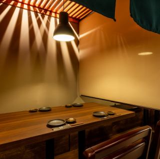 最大4名様までご着席可能なテーブル席個室。少人数での会社宴会や、ご友人との飲み会、女子会・ママ会、記念日のお祝いなど、様々なシーンでご利用いただけます。仕切りを入れて~6名様までのお席もご用意できますので、接待・会食などのビジネスシーンや、ご両家のお顔合わせにも最適です。