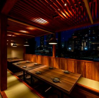 夜景が見えるテーブル席(2~22名様)最大22名様までご着席可能な半個室。和モダンのオシャレな雰囲気が心地よい空間です。法事のお集まりや、会社宴会、打ち上げ、同窓会など、大人数でのご利用にぴったり。プライベート感満載の半個室としても使えて、ゆったり寛いでお過ごしください。