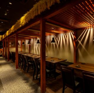 最大38名様までご着席可能なテーブル席個室。少人数での会社宴会や、ご友人との飲み会、女子会・ママ会、記念日のお祝いなど、様々なシーンでご利用いただけます。仕切りを入れて~4名様単位で区切るお席もご用意できますので、接待・会食などのビジネスシーンや、ご両家のお顔合わせにも最適です。