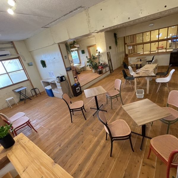 There is a spacious, stylish and relaxing eat-in space on the second floor.The space also comes equipped with a kids' room.We also have a co-working space, which you can use for working after lunch or for meetings.*Wi-Fi and power outlets available *Please order food and drink