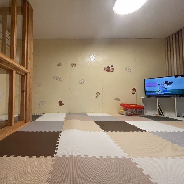 We have a kids' space so that guests with children can relax and unwind.The space is raised so you can be at eye level with your child.