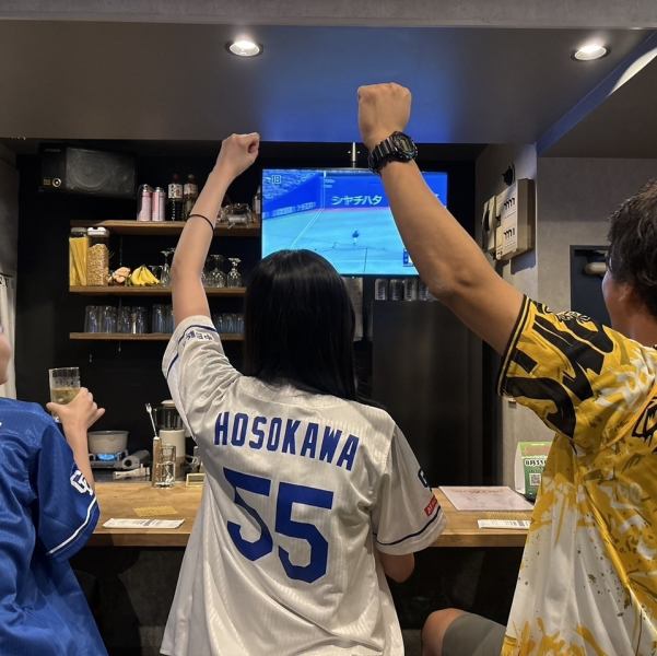 【洗練された大人の遊び場】カウンター席もある落ち着いた印象の空間。ゴルフブースでラウンドに興じたり、ダーツやカラオケで盛り上がったりと、楽しみ方は様々♪深夜1時まで営業しており、時間を忘れて過ごせます◎