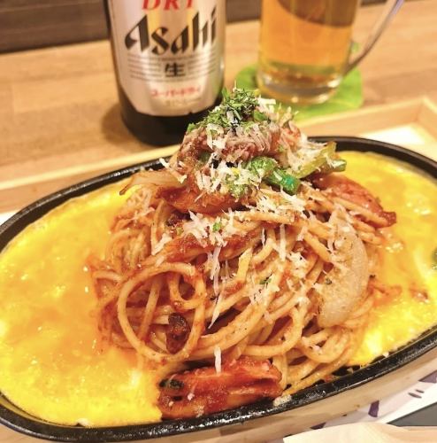 自家製トマトソースで作る特製ナポリタン！