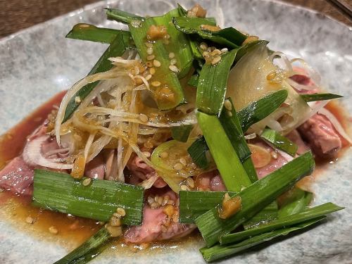 名物『炒めないレバニラ』