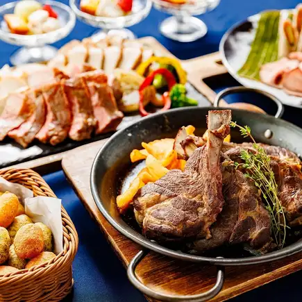 【贅沢忘年会】牛サーロイン含む肉尽くし全10品+乾杯シャンパン＆3時間飲み放題＋専用バー付個室