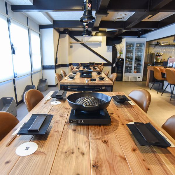 テーブルは屋久杉を使用した明るい木目調で統一されており、まるでカフェのような落ち着いた雰囲気。明るく清潔感あふれる空間で、友人やご家族とのお食事はもちろん、女子会にもぴったりなお洒落さ◎ゆっくりと会話を楽しみながら、自慢のラム肉料理をご堪能いただけます。人数に合わせてお席を繋げてご利用いただけます。