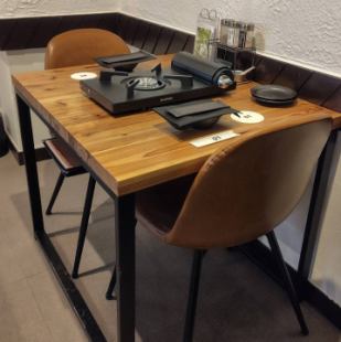 お二人で過ごせるテーブル席をご用意。白を基調とした明るい空間に、黒の深鍋が映え、落ち着きのある大人な雰囲気。屋久杉のテーブルがぬくもりを添え、まるでカフェのような居心地の良さを感じられます。しっかりとした換気と匂い対策で、食後も気にならず、おしゃれをしてのご来店も安心。